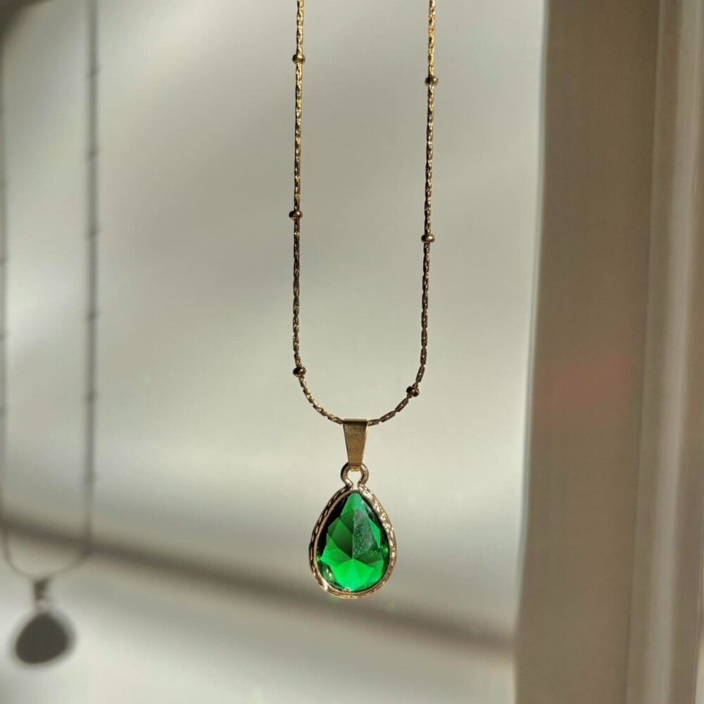 Vintage style green droplet necklace